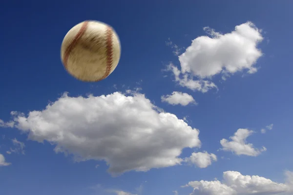 Бейсбол в воздухе — стоковое фото