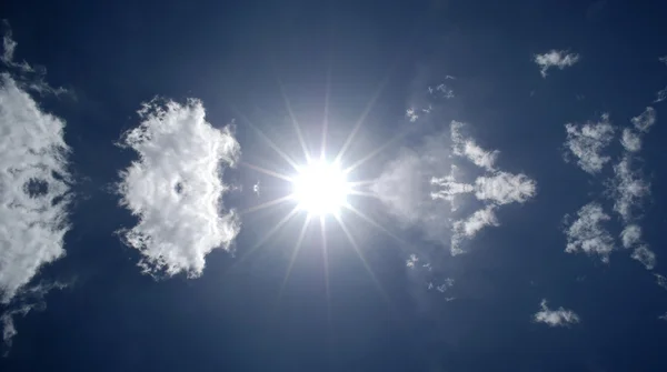 Солнце светит в голубом небе — стоковое фото