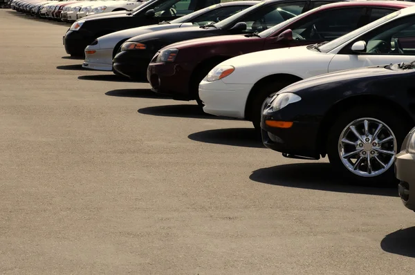 Autos auf Parkplatz — Stockfoto