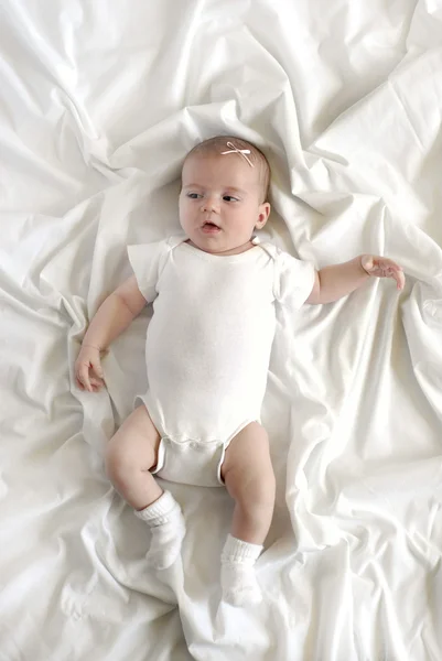 Dítě na bílou deku — Stock fotografie
