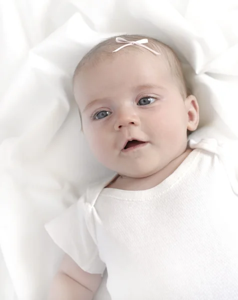 白い毛布で赤ちゃん — ストック写真