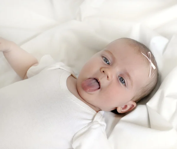 Dítě na bílou deku — Stock fotografie