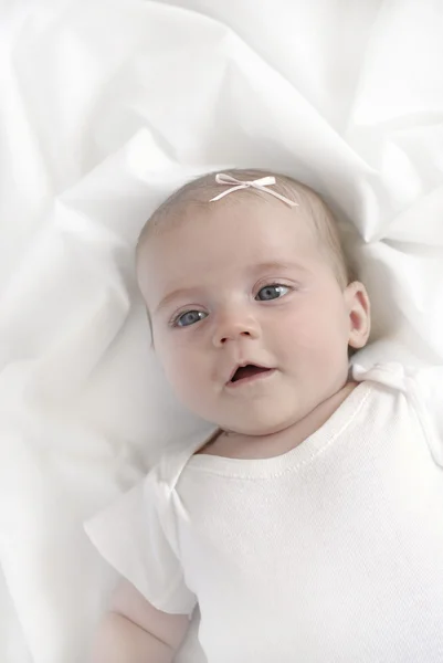 Baby op witte deken — Stockfoto