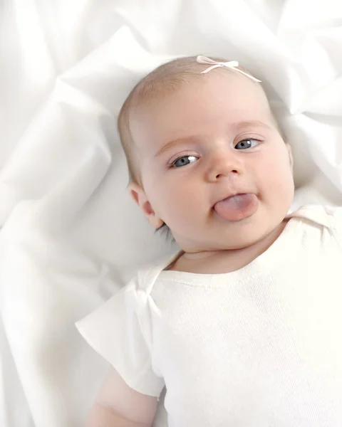 Bebé en manta blanca — Foto de Stock