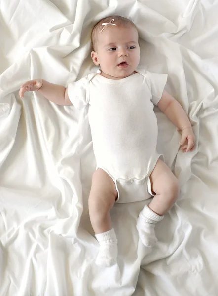 Bebê em cobertor branco — Fotografia de Stock