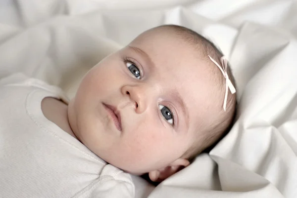 白い毛布で赤ちゃん — ストック写真