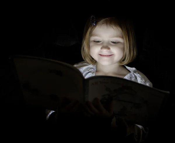 Litte ragazza lettura di notte — Foto Stock