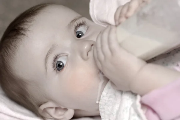 Baby med flaska Royaltyfria Stockfoton
