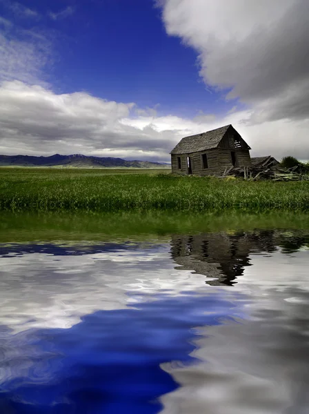 Old Homestead in Field Reflection — Stock Photo, Image