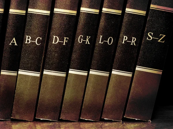 アルファベットの棚の本 — ストック写真