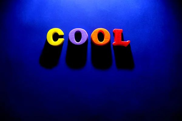 Das Wort cool auf blauem Hintergrund — Stockfoto