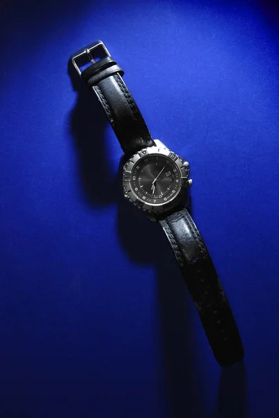 Reloj sobre fondo azul —  Fotos de Stock