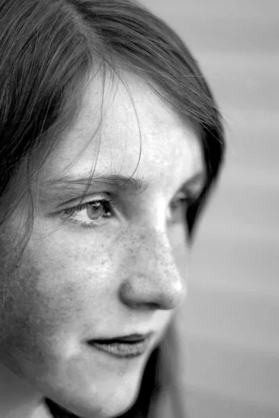 10 代の少女の肖像画 — ストック写真