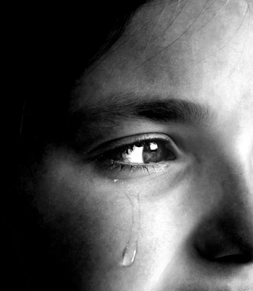Девочка плачет от страха — стоковое фото