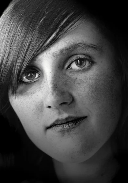 Fräkne ansikte ung kvinna — Stockfoto