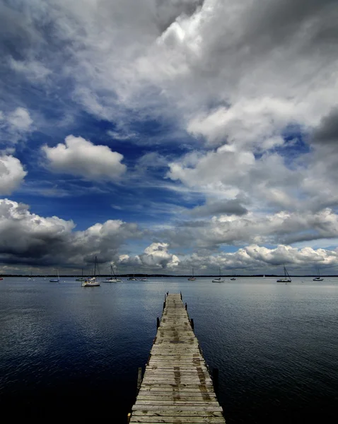 Lago y cielo nublado —  Fotos de Stock