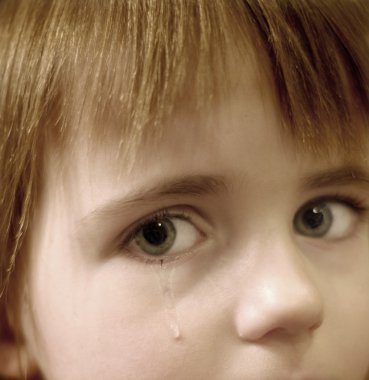 gözyaşları ile ağlayan küçük bir kız