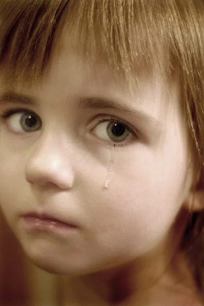 含着泪水哭的小女孩 — 图库照片