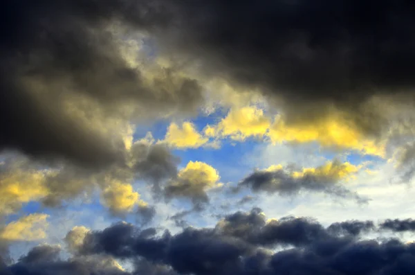 Storm wolken in de hemel — Stockfoto