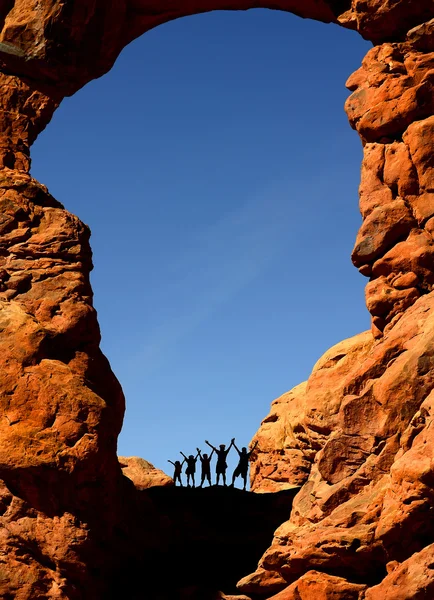 Familj vandring i arches national park — Stockfoto