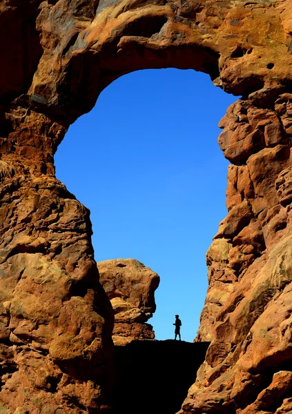 Hombre Senderismo en el Parque Nacional Arches — Foto de Stock