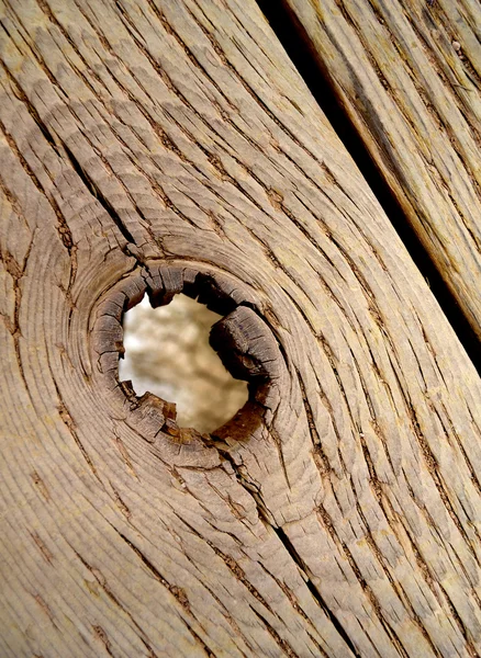 穴と古い木造の橋 — ストック写真