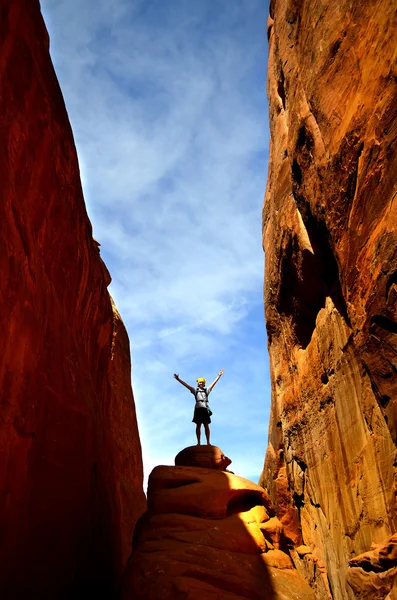 Flicka vandring i arches national park — Stockfoto