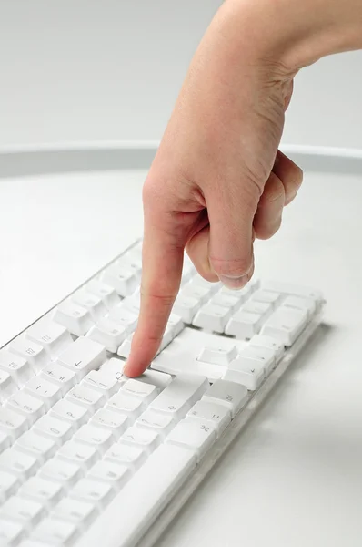 Пальцем по клавіатурі — стокове фото