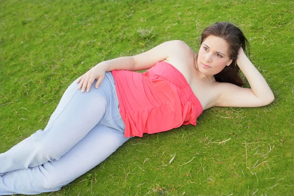 Жінка лежить на траві — стокове фото