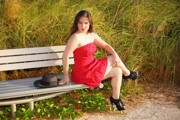Γυναίκα που κάθεται σε ένα κόκκινο φόρεμα — Φωτογραφία Αρχείου