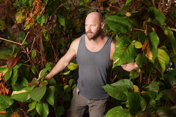 Uomo smarrito nel bosco — Foto Stock