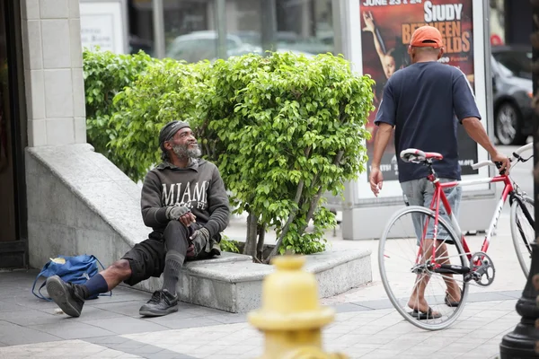 Obdachloser bittet um Hilfe — Stockfoto