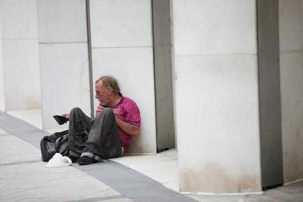 Obdachloser sitzt auf der Straße — Stockfoto