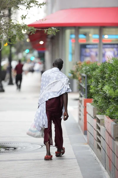 Homem sem-teto em roupas rasgadas — Fotografia de Stock