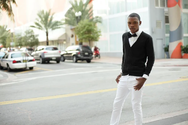 Uomo in posa per le strade di Miami — Foto Stock