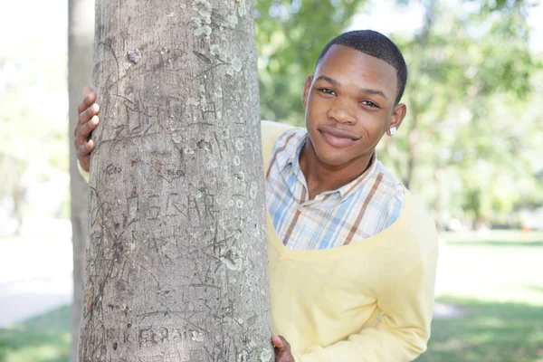 Man poserar bakom ett träd — Stockfoto