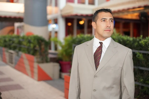 ハンサムなヒスパニック系のビジネスマン — ストック写真