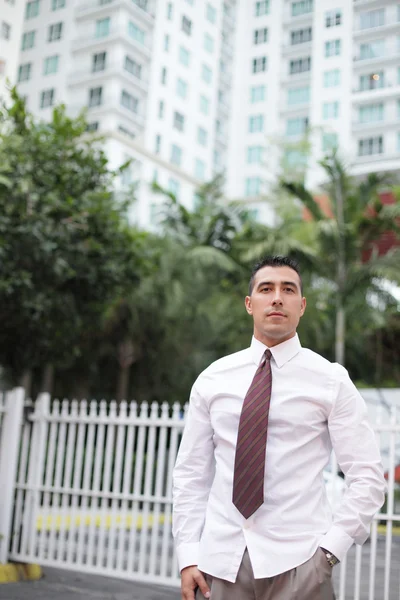 Бизнесмен, позирующий в центре Майами — стоковое фото