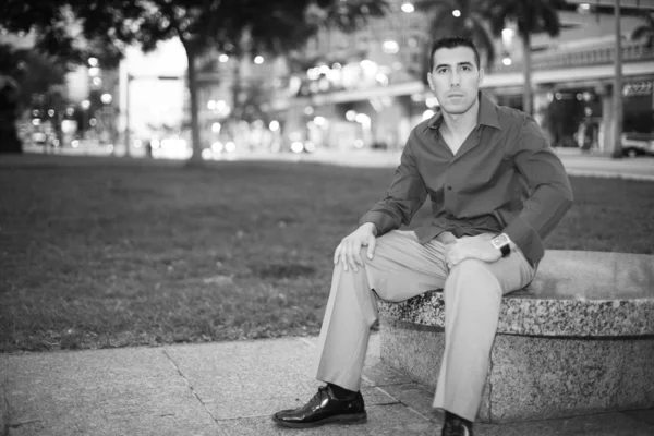 Bir bankta oturan adam — Stok fotoğraf