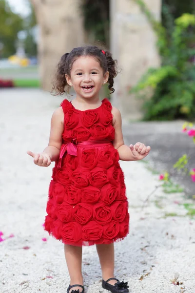 Lyckligt barn i en röd klänning — Stockfoto