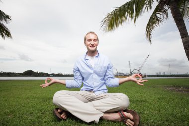 adam parkta meditasyon