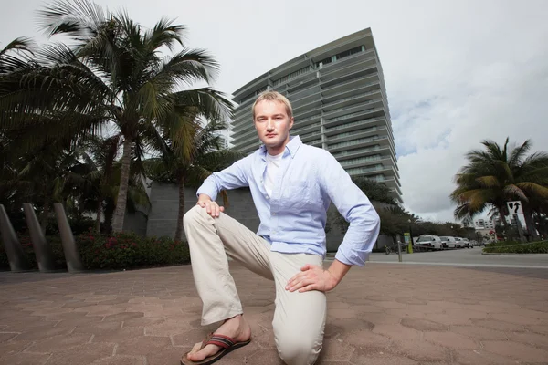 Homem ajoelhado em uma cena de Miami — Fotografia de Stock