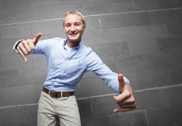 Hombre sonriendo y haciendo gestos con las manos —  Fotos de Stock