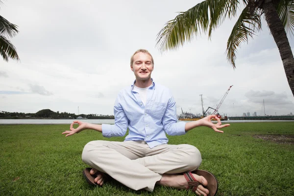 Man meditating in the park — Stock Photo, Image