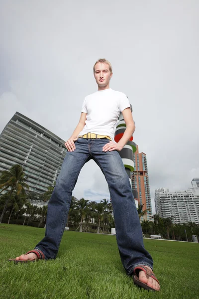 Bodenwinkel Bild eines Mannes in Miami — Stockfoto