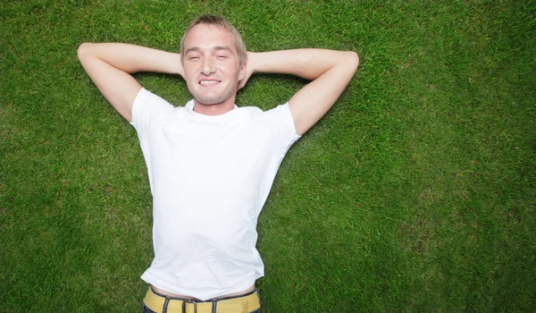 男子躺在草地上 — 图库照片