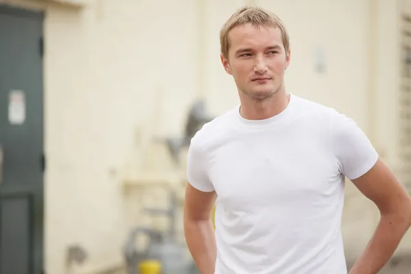 Mężczyzna w białej koszulce — Zdjęcie stockowe