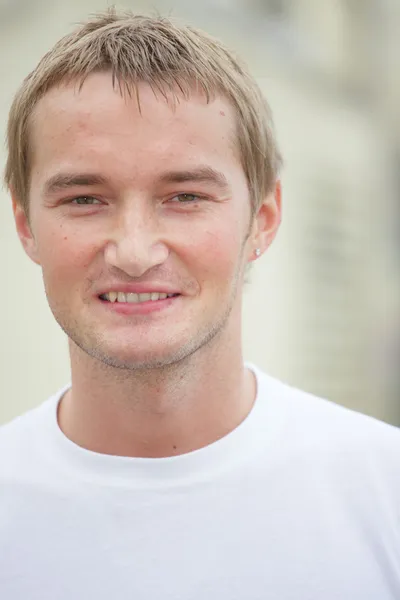 Przystojny młody mężczyzna rosyjski uśmiechający się — Zdjęcie stockowe
