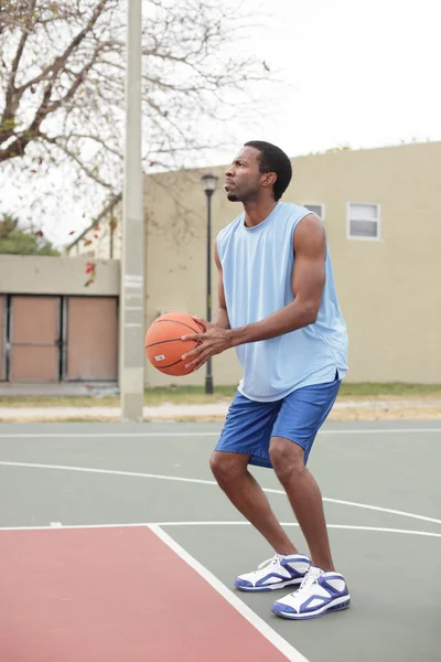 Basketbalspeler bezig met het gooien van de bal — Stockfoto