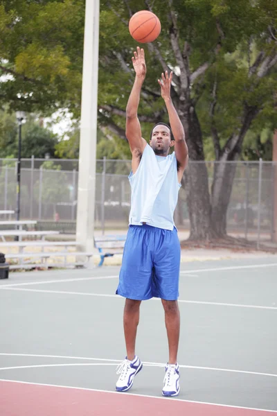 Basketball player taking the shot — Stock Photo, Image